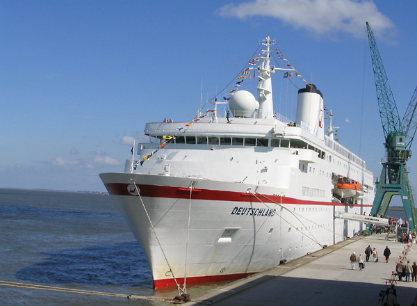 Kreuzfahrtschiff am Steubenh�ft