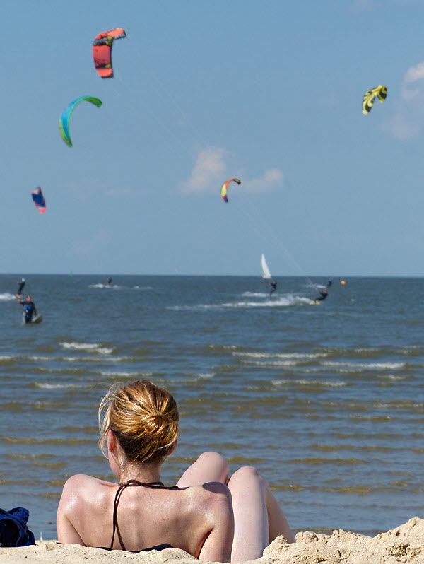 Blick auf Kitesurfer