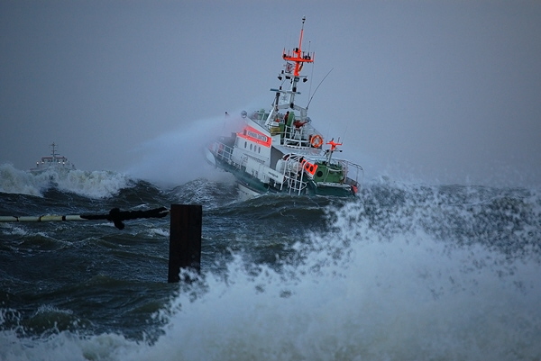 Seenotrettungskreuzer vor Jachthafen