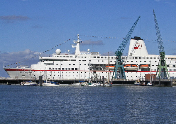 Kreuzfahrtschiff Deutschland am Steubenh�ft