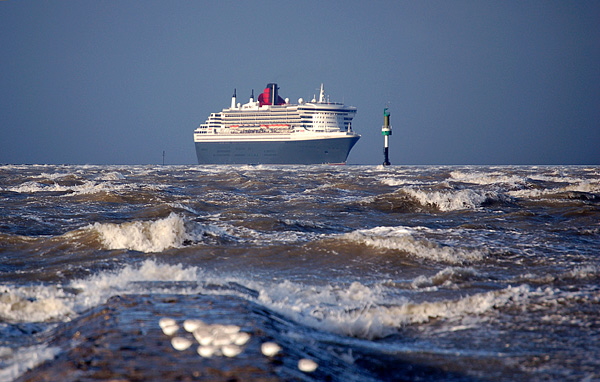 Queen Mary II vor Cuxhaven - Dse