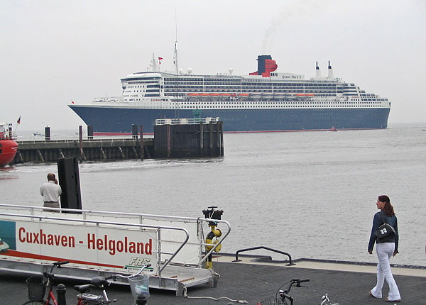 Queen Mary II vor Cuxhaven