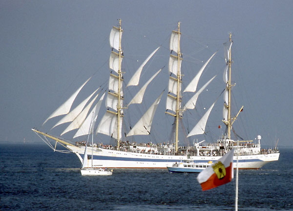 Segelschiff vor Cuxhavener Fahne